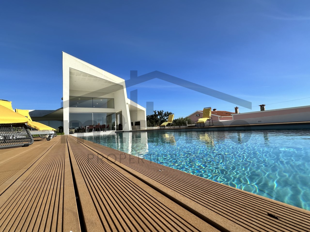 MORADIA COM PISCINA EM LOTE DE 4700M2