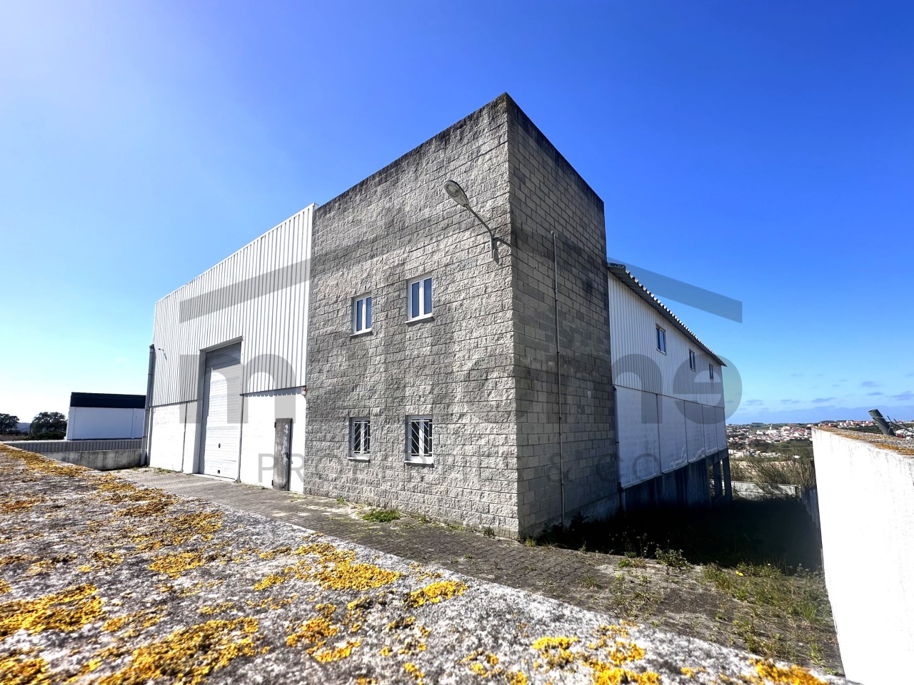 ARMAZÉM INDUSTRIAL COM 1.090 M² E LOGRADOURO | ELEVADA FLEXIBILIDADE | PAPAGOVAS - LOURINHÃ